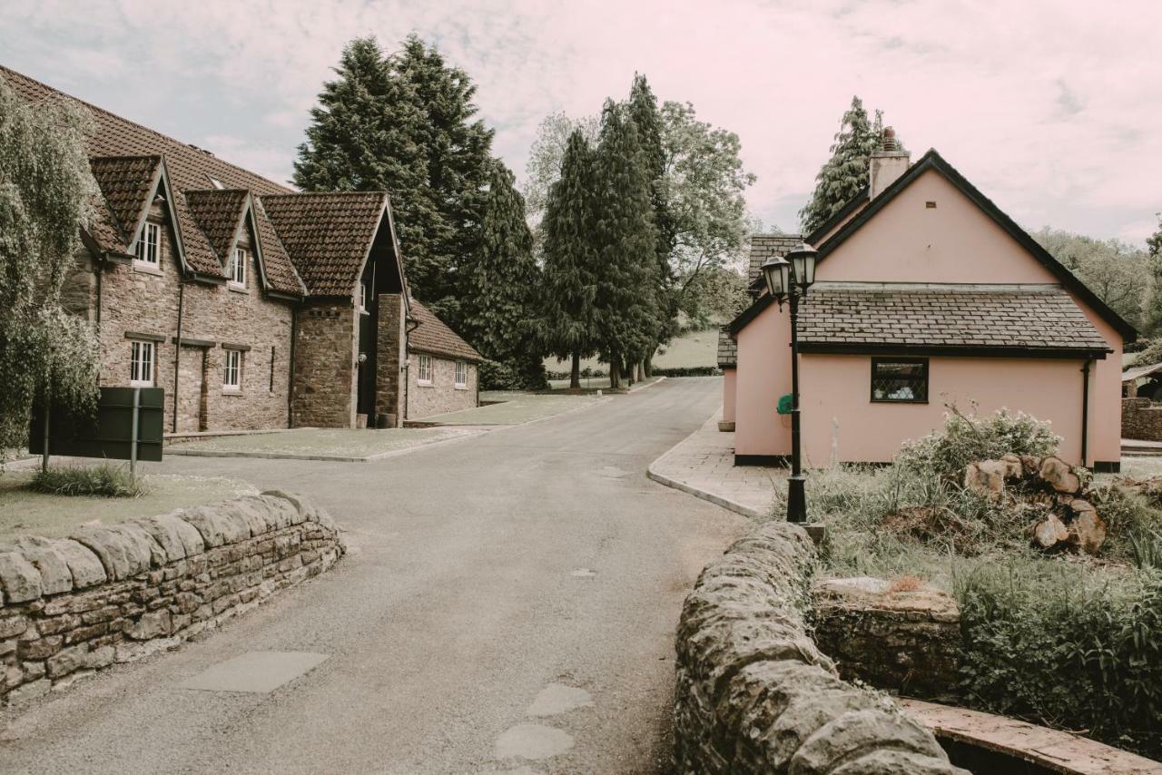 Cwrt Bleddyn Hotel & Spa Usk Exterior foto