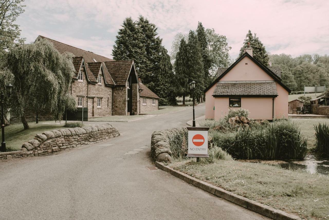 Cwrt Bleddyn Hotel & Spa Usk Exterior foto